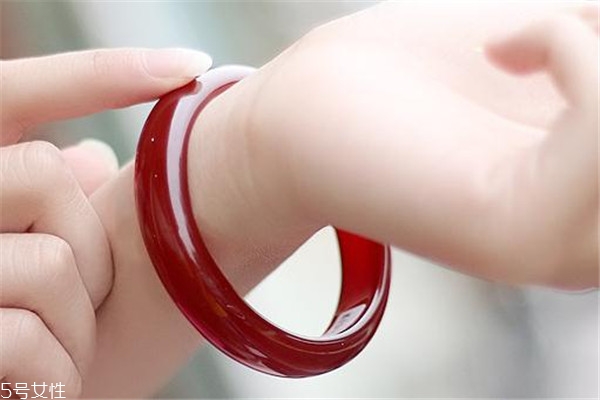 红翡翠手镯鉴别方法,怎么选购翡翠手镯