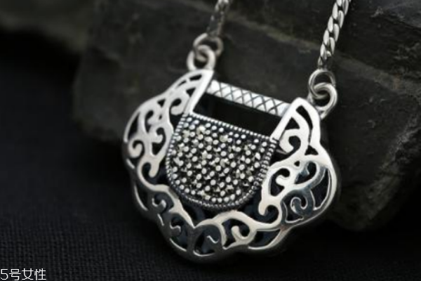 长命锁是银的好还是金的好,银长命锁的寓意 长命锁是银的好还是金的好,银长命锁的寓意