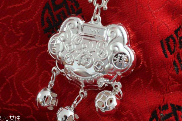 小孩子长命锁一般谁送,孩子的长命锁谁来买 小孩子长命锁一般谁送,孩子的长命锁谁来买