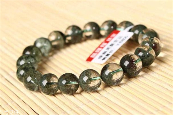 绿幽灵水晶佩戴禁忌,戴绿幽灵水晶的好处 绿幽灵水晶佩戴禁忌,戴绿幽灵水晶的好处