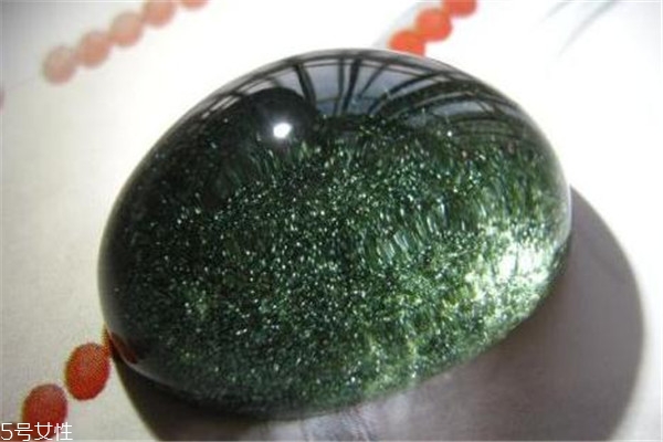 绿幽灵水晶的功效,绿幽灵水晶的寓意及功效