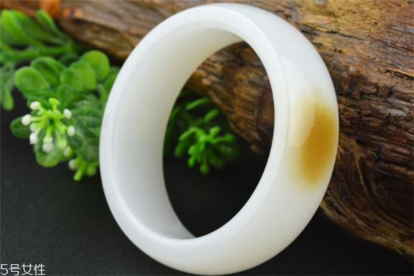 和田玉籽料手镯值得收藏吗,为什么玉手镯价格差距那么大