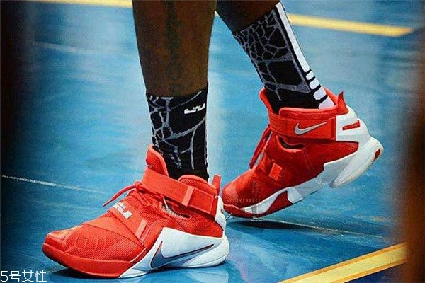 篮球精英袜有什么用,打篮球有必要精英袜嘛