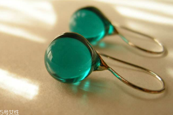 祖母绿和翡翠哪个好,祖母绿好还是翡翠好 祖母绿和翡翠哪个好,祖母绿好还是翡翠好