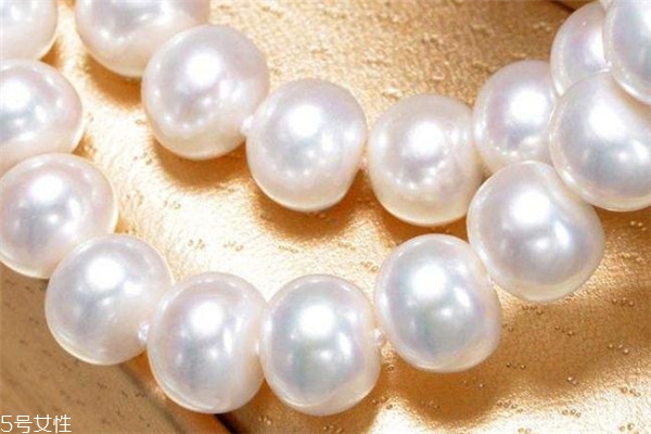 淡水珍珠和海水珍珠的区别 哪个好?,淡水珍珠和海水珍珠的区别在哪里 淡水珍珠和海水珍珠的区别 哪个好?,淡水珍珠和海水珍珠的区别在哪里