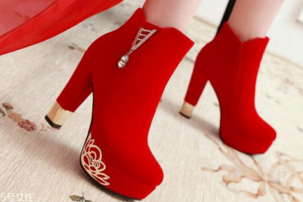 冬天结婚穿什么样的婚鞋,冬天结婚婚纱配什么鞋子