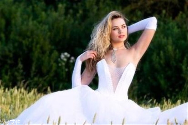 婚纱照的衣服怎么选,拍婚纱照怎么选衣服选风格