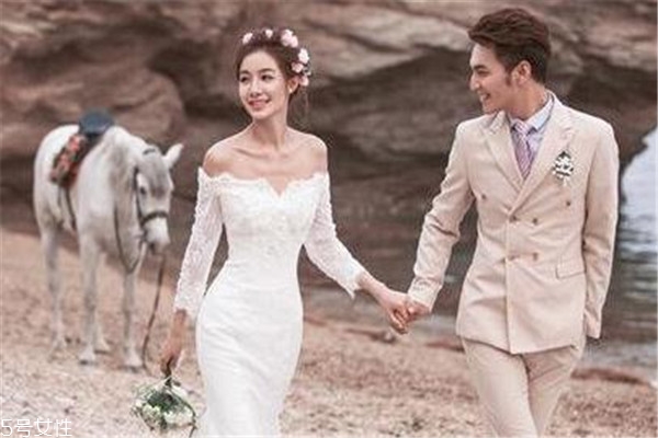 婚纱照衣服怎么选,婚纱照选择