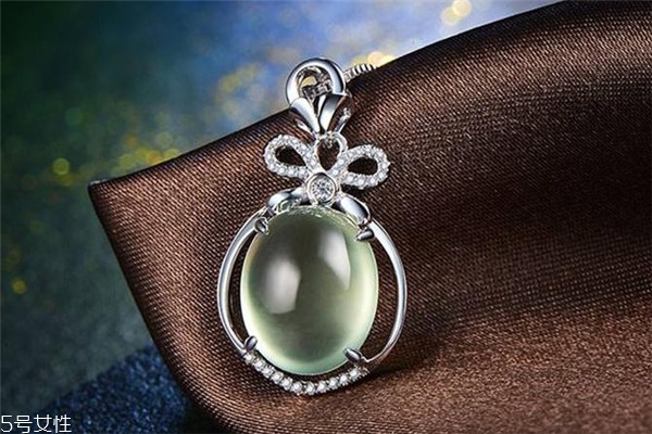 葡萄石和石榴石的区别,石榴石的功效和作用石榴石如何鉴别