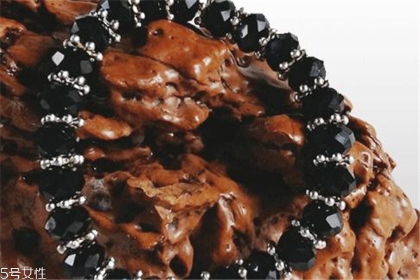 黑水晶是黑曜石吗,黑曜石是不是水晶