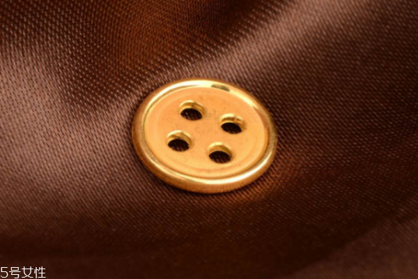 黄金纽扣吊坠的寓意,买黄金吊坠要注意什么