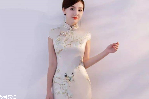 女士订婚穿搭,订婚女方穿什么