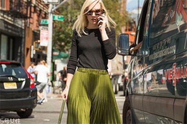 橄榄绿怎么搭配衣服,橄榄绿怎么搭配