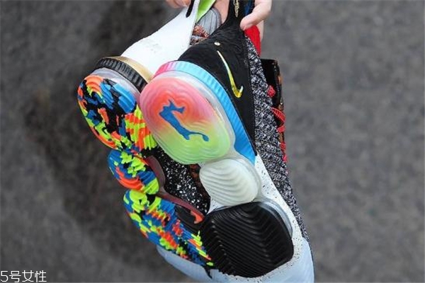 詹姆斯18代鸳鸯配色,詹姆斯16鸳鸯黑白