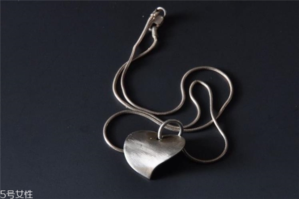 发黄的银项链用什么清洗,银项链变黄怎么清洗 发黄的银项链用什么清洗,银项链变黄怎么清洗