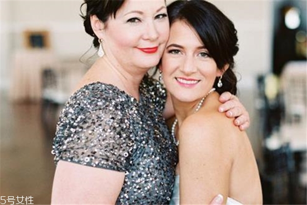 女儿结婚妈妈穿什么颜色好看,女儿结婚妈妈穿什么颜色衣服合适 女儿结婚妈妈穿什么颜色好看,女儿结婚妈妈穿什么颜色衣服合适