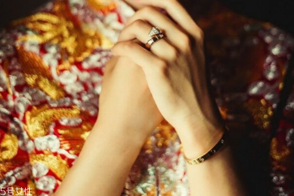 结婚为什么一定要三金,结婚三金都是啥呀