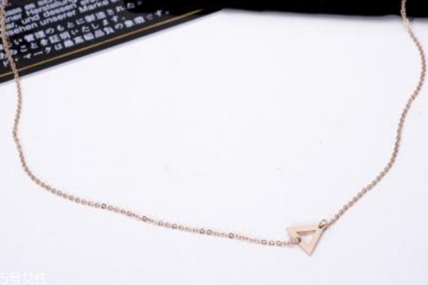 黄皮适合玫瑰金还是黄金,皮肤黄戴玫瑰金还是黄金