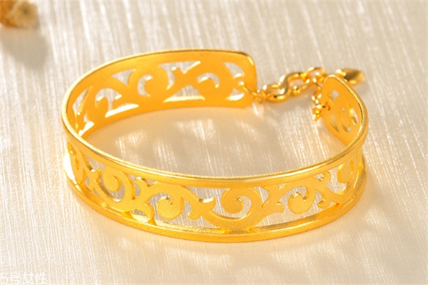 黄金手镯戴着洗澡有影响吗,戴着金手镯可以洗澡吗