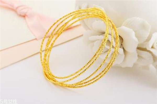 黄金手镯可以戴右手吗,黄金手镯为什么不能戴在左手上