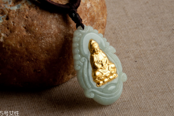 金镶玉和玉吊坠哪个好,翡翠吊坠镶金好不好