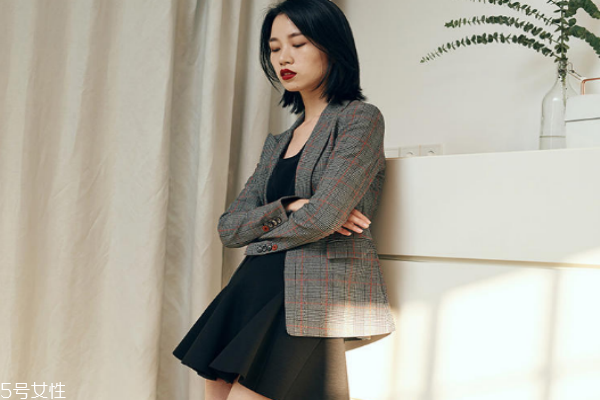 上班穿格纹西装,格纹衣服适合什么人穿