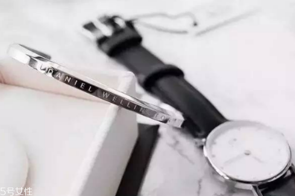 dw手镯怎么样,dw手镯什么材质做的