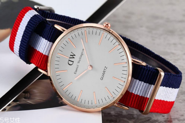 dw手表可以戴着洗澡么,dw手表怎么戴上去