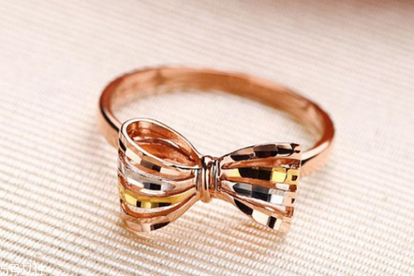 18k金戒指洗手时用摘下吗,怎样清洗k金首饰 18k金戒指洗手时用摘下吗,怎样清洗k金首饰