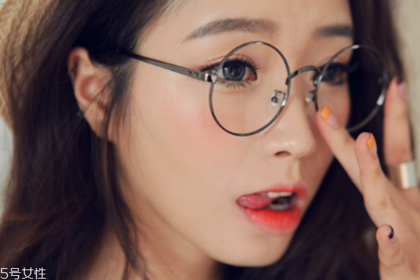 细框眼镜和粗框眼镜,眼镜框细的好还是粗的好 细框眼镜和粗框眼镜,眼镜框细的好还是粗的好