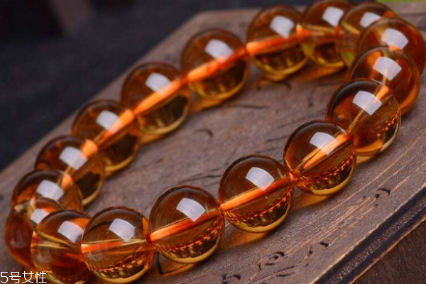 黄水晶应该戴在左手还是右手,黄水晶能戴右手吗