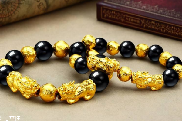 黄金貔貅的寓意及象征,黄金貔貅手链多少钱:其中有什么寓意吗?