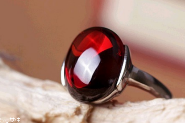 石榴石佩戴禁忌和注意,石榴石戒指的功效和作用佩戴禁忌