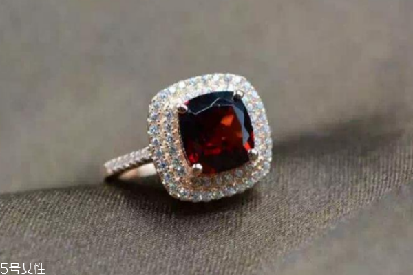 石榴石戒指戴哪个手指,石榴石戴在左手还是右手