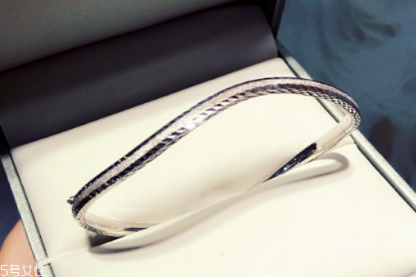 戴铂金手镯有什么好处,戴铂金项链对身体有好处吗