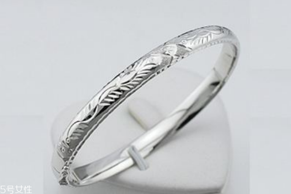 铂金手镯戴左手还是右手好,铂金手镯应该戴在哪只手上 铂金手镯戴左手还是右手好,铂金手镯应该戴在哪只手上