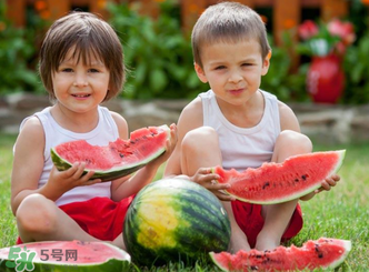 小孩发烧咳嗽可以吃西瓜吗,小宝宝发烧能吃西瓜吗 小孩发烧咳嗽可以吃西瓜吗,小宝宝发烧能吃西瓜吗