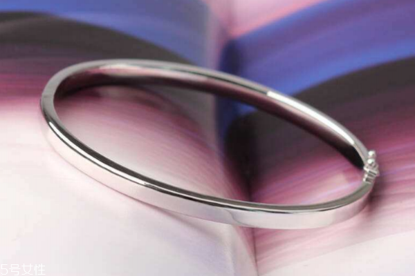铂金价格受哪些因素影响,铂金手镯的寓意 铂金价格受哪些因素影响,铂金手镯的寓意
