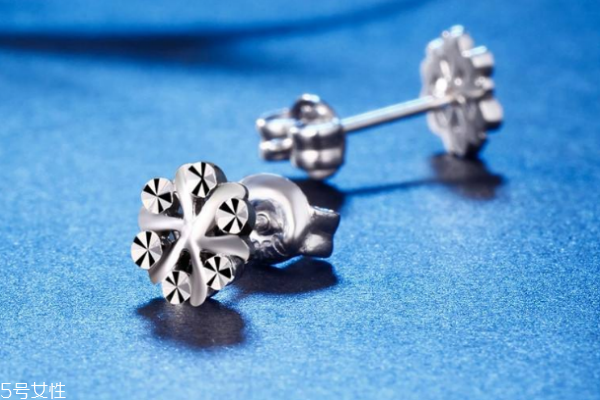 铂金耳钉可以戴着洗澡睡觉吗,黄金耳钉可以戴着睡觉吗 铂金耳钉可以戴着洗澡睡觉吗,黄金耳钉可以戴着睡觉吗