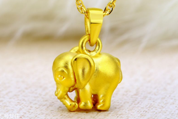 黄金大象吊坠的寓意是什么,黄金大象吊坠的寓意和象征