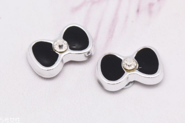 吸铁石耳钉对身体有害吗,吸铁石对耳机有影响吗 吸铁石耳钉对身体有害吗,吸铁石对耳机有影响吗