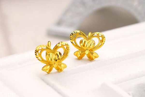 黄金耳钉发黑是怎么回事,金色耳钉发黑怎么办 黄金耳钉发黑是怎么回事,金色耳钉发黑怎么办