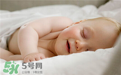 宝宝惊跳反射严重怎么办(一个多月宝宝惊跳反射严重怎么办)