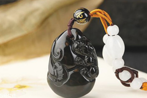 黑曜石貔貅吊坠禁忌,黑曜石貔貅吊坠的戴法和禁忌