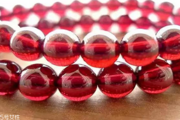 石榴石手链佩戴的功效,石榴石手串的功效和作用有哪些