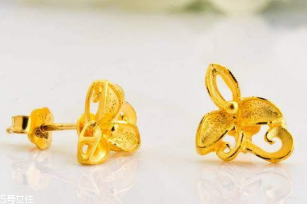 黄金耳钉弯钩怎么戴,黄金弯钩耳环的戴法