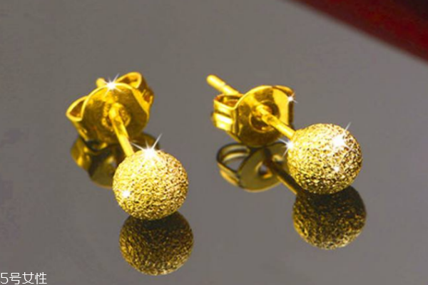 现在黄金耳钉都是标价卖吗,买黄金耳钉注意什么