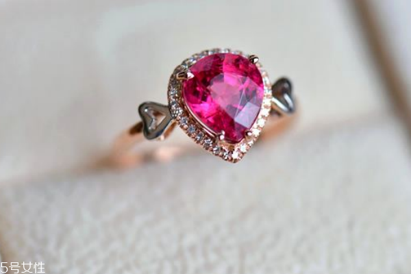 碧玺戒指的寓意及功效,碧玺戒指的寓意和象征