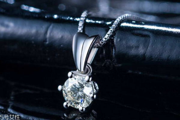 钻石项链睡觉可以戴吗,钻石戒指可以戴着睡觉吗