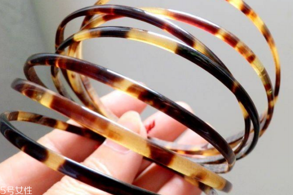 玳瑁手镯适合什么人戴,佩戴玳瑁手镯的好处